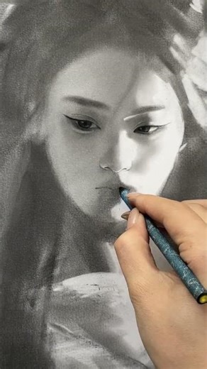 Perfect drawing cannot be without light! #drawing #charcoaldrawing #portraitdrawing #charcoalshading