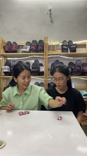 Chị chia kẹo kiểu BÁ ĐẠO. Xưởng sản xuất dép Nguyễn Như Anh NGON BỔ RẺ