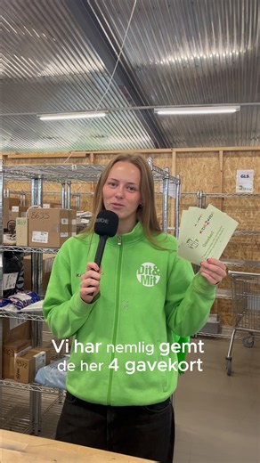 🎉 4 UGERS GRATIS STANDLEJE! 🎉 JA, du hørte rigtigt! 🤩 Vi har nemlig gemt 4 gavekort rundt omkring i butikken! 🎁 Og hvis DU er så heldig at finde et af dem, så vinder du hele 4 ugers GRATIS standleje til enten en reol eller et glasskab hos Dit & Mit og Kids2Kids Randers! 💚 🔎 Så nu skal du altså på skattejagt! Konkurrencen foregår hele weekenden, lørdag den 24. og søndag den 25. oktober! Og med hele 1.300 kvadratmeter fyldt med genbrug er der altså masser af steder, de 4 gavekort kan gemme s