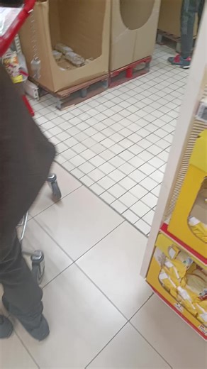 Carrefour : Le Vide des Rayons Après Licenciements Massifs