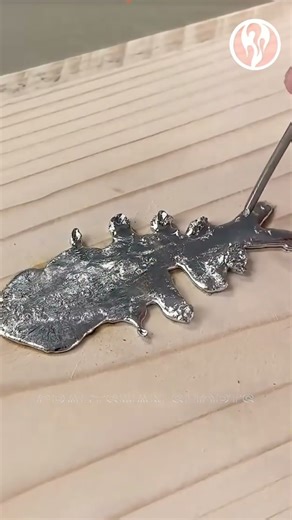 Table | The fishbone design makes your desktop look better.