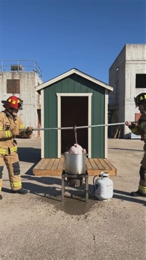 DON’T TRY THIS AT HOME. Firefighters dropped a frozen turkey into a deep fryer at a training ground to show how fast boiling oil can explode into a wall of flames. One mistake on Thanksgiving can turn your driveway This video was created using AI 🎬This video was produced by Network Media and BlueAxis | That's So Ai