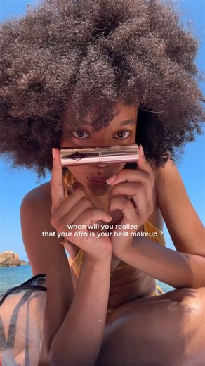No need for heavy makeup when your afro is the ✨star✨