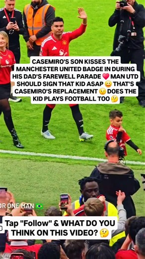 Casemiro Son Kisses Manchester United Badge during Farewell 😍