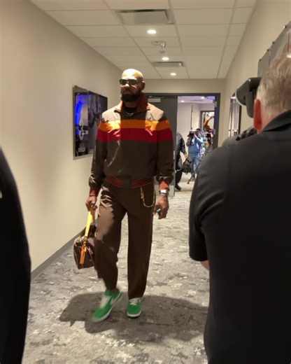 LeBron arrives for his home debut in Philadelphia! 🆚 Cavs/76ers 📺 7pm/et, ESPN