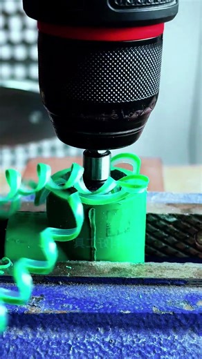 Making bolt threads on pipes for secure connections