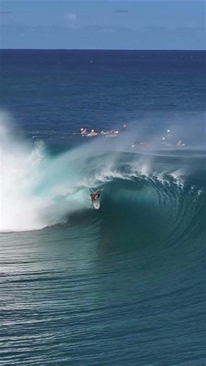 🔴(NOT A.I.) Eimeo Czermak Hollow Barrels at Teahupo'o