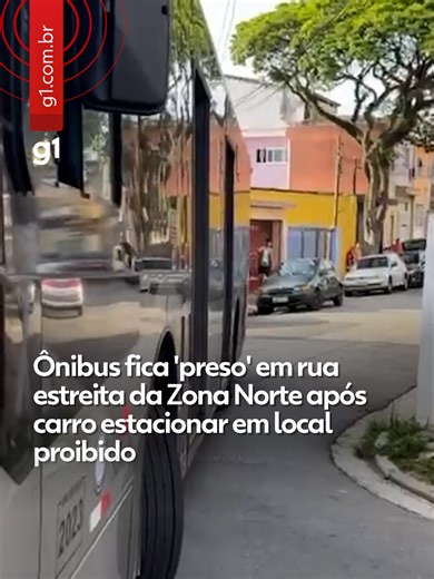 #SãoPaulo - Um #ônibus ficou “preso” por mais de uma hora em uma rua estreita do bairro Lauzane Paulista, Zona Norte de São Paulo, após um carro estacionar em local proibido e impedir a passagem dos veículos na quinta-feira (25), dia de #Natal. Vídeos feitos pela moradora Carina Miranda registraram como foi a saga para conseguir retirar o ônibus da Rua Catello Rafaele Izzo. As imagens viralizaram nas redes sociais, principalmente no perfil Guia ZN. Em nota, a Secretaria Municipal de Mobilidade U