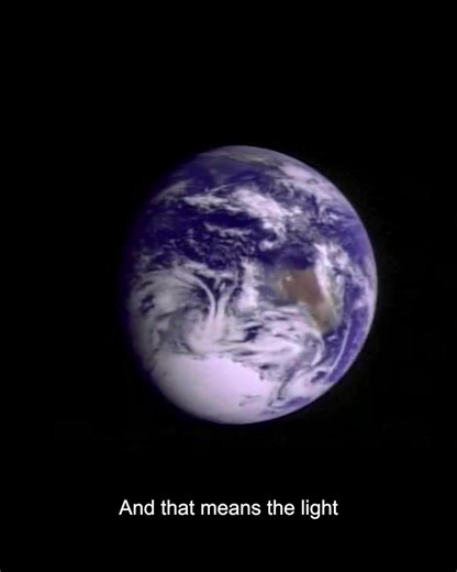 Ever wondered why summer is hot and winter is cold? Professor David Alexander breaks it down: Earth’s axis is tilted relative to its orbit, so sunlight hits different parts of the planet at different angles. ☀️ This tilt creates our solstices—when the Sun reaches its highest or lowest point—and equinoxes, when day and night are nearly equal. From the poles to the equator, it’s all about the angle of the Sun and how it warms our world. 🌍 Explore the fascinating dance between the Earth and Sun in