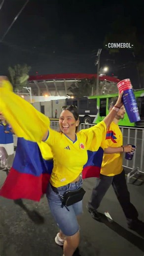ASÍ SE SALE DEL ESTADIO LUEGO DE GANAR EN EL DEBUT DE LA #COPAMUNDIALFIFA 🥳🇨🇴
