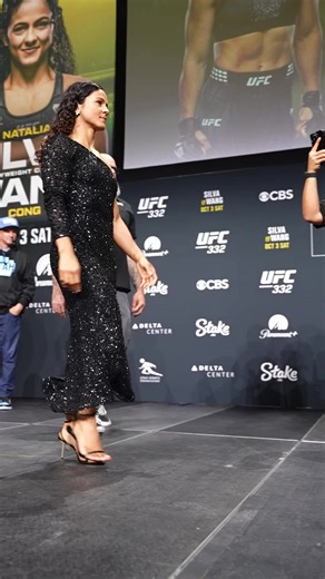 O bicho vai pegar na luta principal! 🚨 🇧🇷 Natalia Silva e 🇨🇳 Wang Cong disputam o cinturão do peso-mosca no #UFC332! 🏆 [ Sábado (3) | Ao vivo a partir das 16h SOMENTE no @ParamountPlusEsportes ]