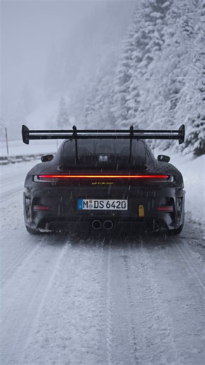 Full throttle into 2026. 🎥 IG @sva.ndor 🚙 IG @nero992rs #PorscheMoment __ 911 GT3 RS (WLTP): Fuel consumption combined: 13.2 l/100 km; CO₂ emissions combined: 299 g/km; CO₂ class: G; Status 1/2026 | Porsche