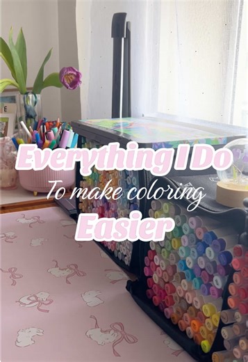 These are the little steps I always follow before (and during) coloring to keep the process smooth, relaxing and way more enjoyable 💗 From choosing a page that inspires me, to planning my colors and resetting my space when it gets messy… these small things make such a big difference 🥹✨ Coloring used to feel overwhelming sometimes, but having a simple routine really helped me enjoy it more and trust the process 💛 Do you have any must-do steps before coloring? 👀✨ _______ Eu sempre faço esses p