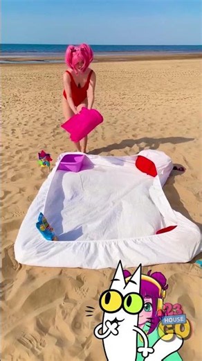 SAND-FREE BEACH DAY HACK! 🌊✨ Say Goodbye to Sandy Towels! 🙌🏻 #BeachLife