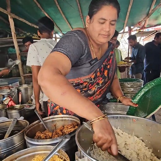Hyderabad Famous Anuradha Debi Serves Best Roadside Meal | Non Veg Thali 100 Rs | Indian Street Food😮 | Street Food Loves You