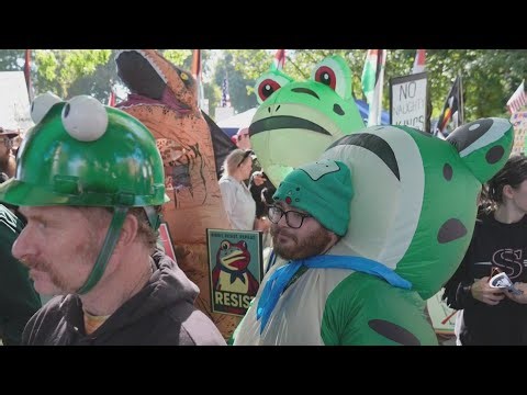 Authorities temporarily prohibit Portland Frog from being near ICE facility