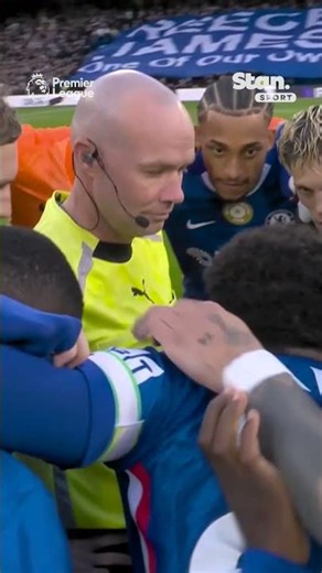 Referee Paul Tierney takes part in Chelsea’s pre-match huddle 😂 #PremierLeague #Chelsea
