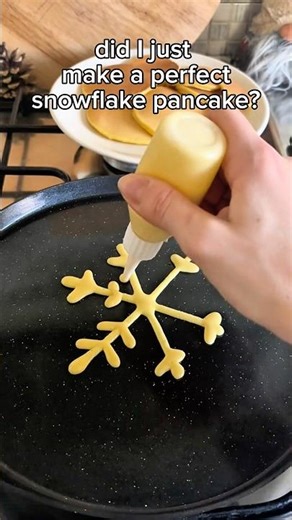 This pancake turned into a snowflake😭