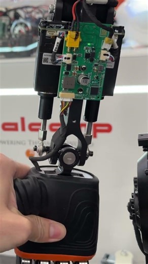 Robot Wrist Universal Joint with Linear Actuators #ces2026