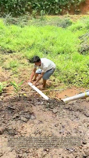 溝に敷いた管の頂部から注水して排気し、他端から水を田んぼへ流す：簡易潅漑の始動操作