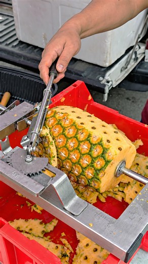 🍍 WOW! Amazing Pineapple Peeling Skills – Perfect Street Food Cutting! 😱🍍