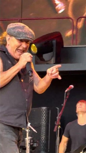 🎤⚡ AC/DC – Brian Johnson doesn’t sing for the past. He sings despite it. That’s the legend