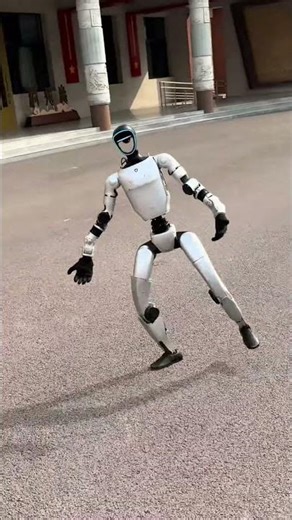 Dancing robot loses balance and falls on street in Shandong, China