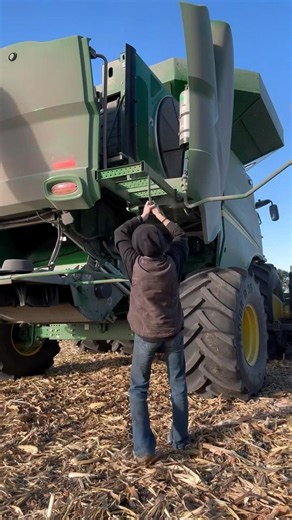 FUELING UP THE JOHN DEERE FOR HARVEST ⛽🚜🔥