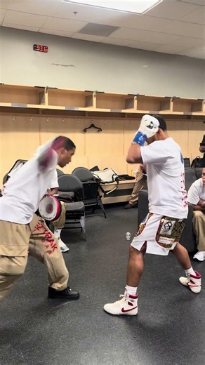 💥 Rolly Romero putting the final explosive touches on pad work before taking center stage! 👑