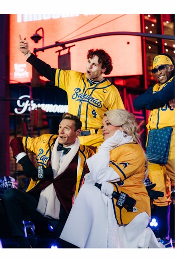 The greatest rivalry of 2025? @thesavbananas ft @Ryan Seacrest and @Rita Ora 🍌#RockinEve
