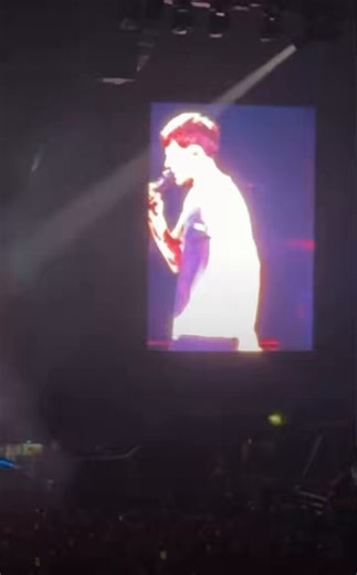 Louis spoke about One direction playing in Paris tonight😭Niall in the house😭Nouis together🥹“My memory is very shit btw. I actually remember playing this very gig here with one direction. So, it’s a special show.” I’m so proud of Louis🥹🩵Such an emotional night!! #HDWGHParis