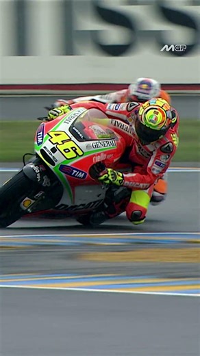 Rossi and Stoner go head-to-head for P2 in treacherous conditions ⚔️🌧️