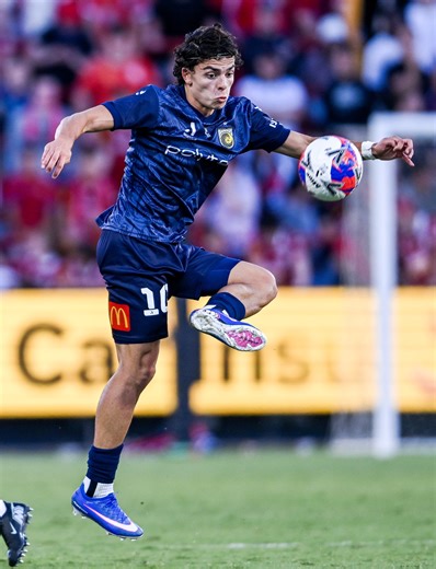 A trivela assist makes it 𝗙𝗢𝗨𝗥 𝗡𝗜𝗟 Central Coast Mariners with an hour played 😮‍💨🤯 The Mariners carve open the Reds defence and Miguel Di Pizio has a goal to go with his earlier assist. Stream #ADLvCCM live and exclusive on Paramount 📺 | A-Leagues