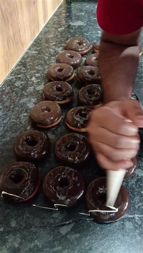 chocolate doughnut kaise banaen chocolate doughnut decorating idea#decoration #shortfeed #viralvideo