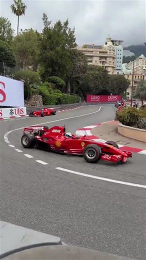 Cinco carros Ferrari alinhados um após o outro em Mônaco. Esse é o domínio Ferrari. #f1