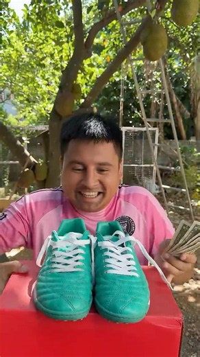 Messi gave his shoes to Ronaldo.