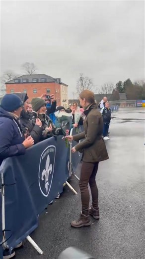 🔴‼️𝐍𝐄𝐖 𝐕𝐈𝐃𝐄𝐎: Princess Catherine posing for some selfies and greeting some well-wishers today. 📹 Hits Radio News on X #princesscatherine #katemiddleton #princessofwales #royals #royalnews | Kate Middleton Royal Style