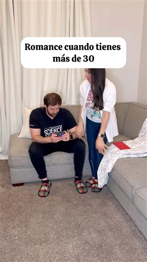 Cuando quieres ser sexy pero ya pasas de los 30’s 😅 #humor #chabelitaymichael #gringoylatina