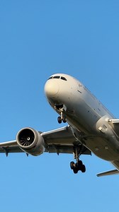 77K views · 1.3K reactions | JAL Boeing 787-8 on finals for Heathrow. ⚠️Did you know that JAL operate some versions of their 787 with an 8 abreast economy class instead of the typical 9 abreast? #japanairlines #boeing787 #landing #787dreamliner #planespotting #heathrowairport | Airliner Videos | Facebook