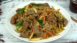 45K views · 61 reactions | https://eatfoodlicious.com/beef-lo-mein/ Succulent tender Beef Lo Mein is so flavorful and filling it is a must add to any family dinner table. | EatFoodlicious | Facebook