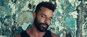 Video: Ricky Martin protagoniza el video original de "Tiburones", entrenado en enero