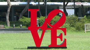 The ART021 HONG KONG Contemporary Art Fair is in full swing, featuring works from nearly 90 galleries across 13 countries and regions. Running until September 8, this is one of the largest art fairs in Asia, with over 20,000 attendees pre-registered! Highlights include a collection of large dolls by an American artist, evoking childlike joy, and the iconic “LOVE” sculpture, displayed in Hong Kong for the first time. Don’t miss “Sofa Man,” an intriguing installation exploring the human form. Last