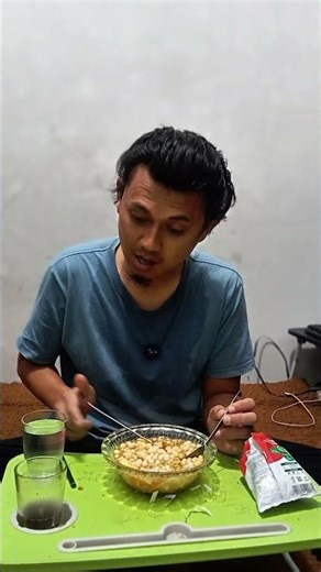 Rainy day + hot noodle soup = perfect comfort 🍜🌧️#rainyday #noodlesoup #comfortfood #foodshorts