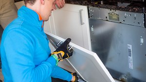 Comment enlever le cache d’un lave-vaisselle encastrable ?