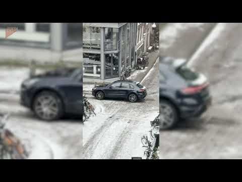Multiple People Slip and Fall at an Icy Intersection in Amsterdam - 1792904