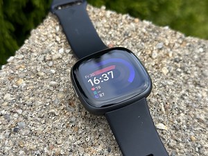 Fitbit Versa 4 im Test: Gute Evolution der Smartwatch