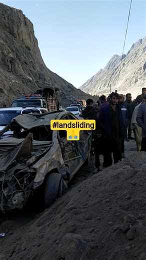 #tour #hunzavalley #travel #chillas #ytshorts #viral #youtube #chinaborder #altitfort #landsliding