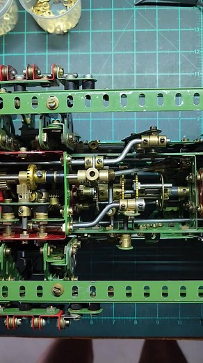 Uses a keyway rod to slide for 2 speed box, and rotate for 3 speed box. Super clever! | Daves Meccano Models