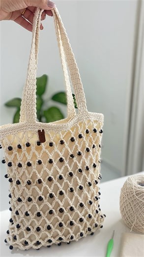 Suellen Pontes | Curso Bolsas de Crochê 🧶 on Instagram: "Apoie meu trabalho de forma gratuita assistindo os videos no youtube ate o final 🥰✨Se inscreva no meu canal do YouTube Suellen Pontes Crochê 🥰🧶 📲Facebook: 🔎Procure o link da aula no comentario feito por mim😊😍❤️ ⭐️ Site do Curso Bolsas de Crochê completo na Bio 🧶 ⭐️ Siga @maisonbaronesa para mais dicas! 🏷️ etiqueta personalizada @print_artes.etiquetas Comente “curso” e eu te envio meu curso exclusivo para aprender a criar suas pró