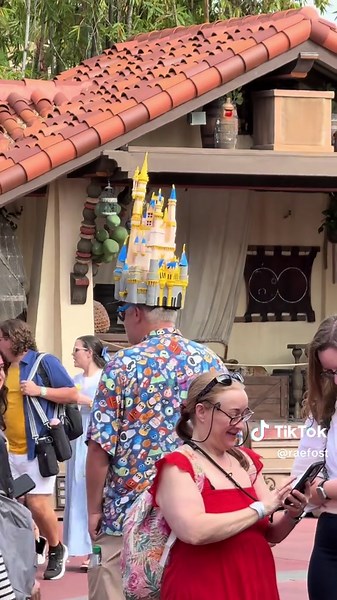 His family ain’t losing him in a crowd 🏰 #disneyadult #disneyworld #disney #magickingdom #castle